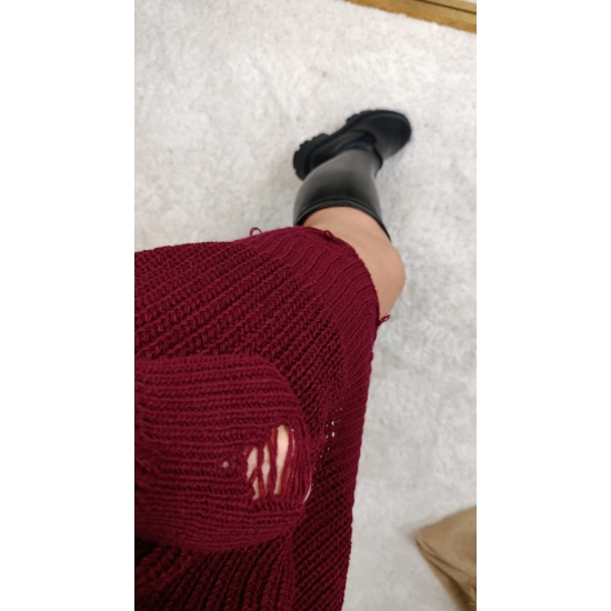 Sukienka sweterkowa z dziurami bordo