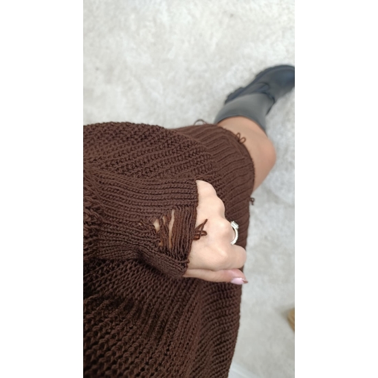 Sukienka sweterkowa z dziurami czekoladowa